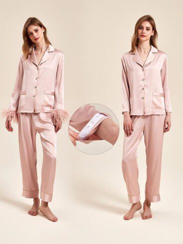 Schlafanzug mit rosa Federn