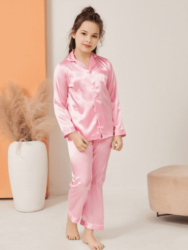 růžové saténové pyžamo