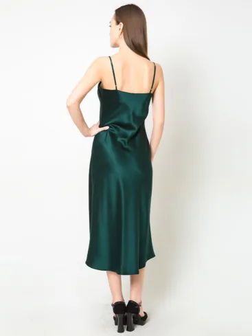 Темно-зеленое длинное платье