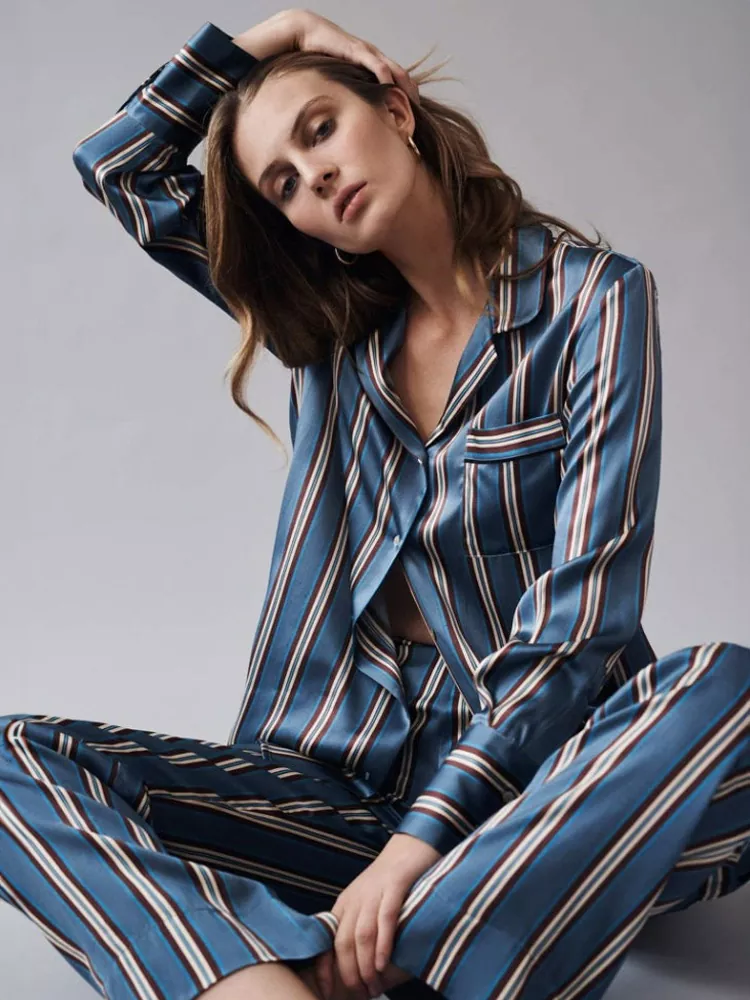 Benutzerdefinierte blau gestreifte Pyjamas für Damen aus Seide