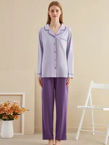 fialové pyžamo