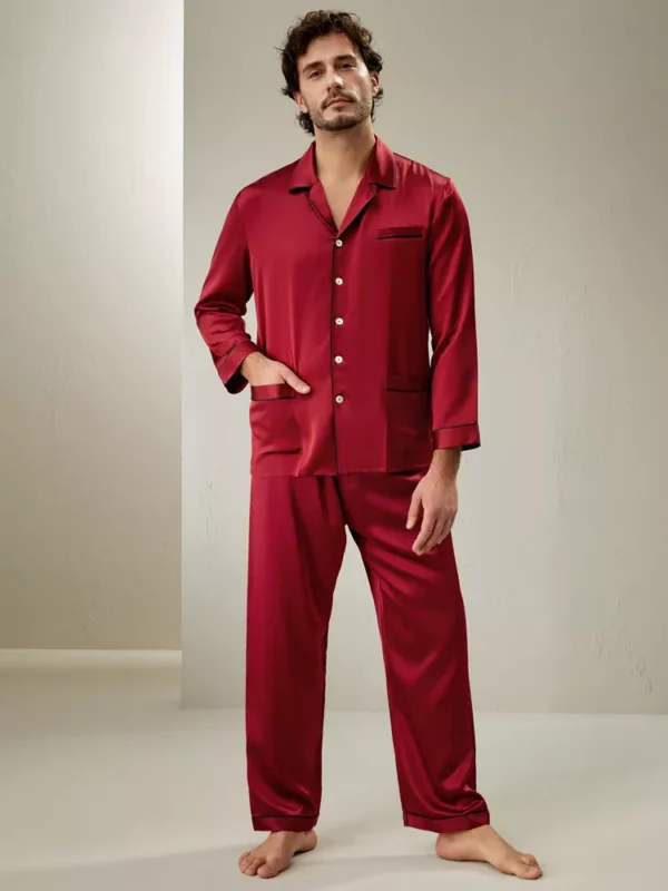 Pyjama aus roter Seide