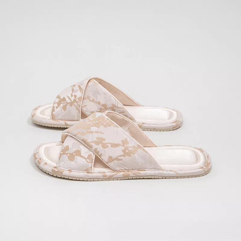 Slumber Party Chic: How to Choose the Perfect Outfit for Your Overnight Bash 18 women's slippers