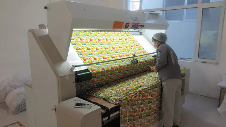 Stroj za pregledovanje tkanin