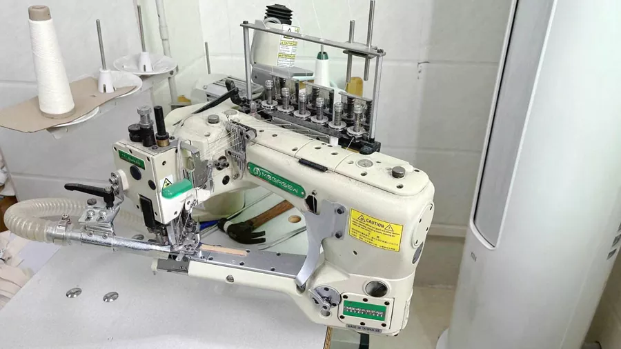 Máquina de coser sin costuras