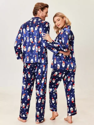 Paare passender Weihnachtspyjama