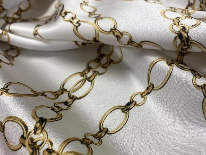 Mikroaufnahme eines hochauflösenden Digitaldrucks auf hochwertigem, seidigem Nachtwäsche-Stoff, der komplexes Farbmanagement und makellose Musterpräzision demonstriert.